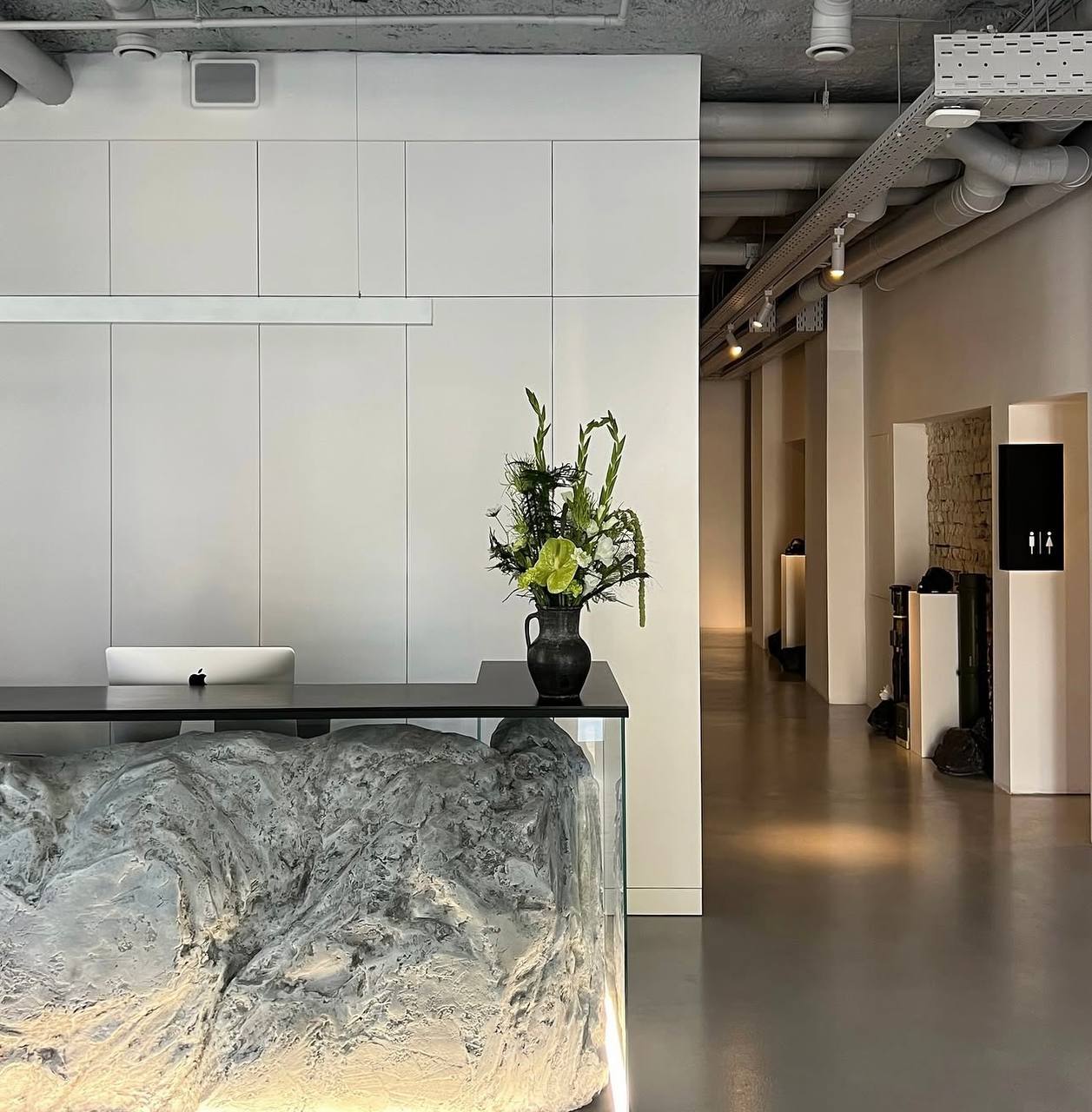 Recurring floral display for a boutique or retail space